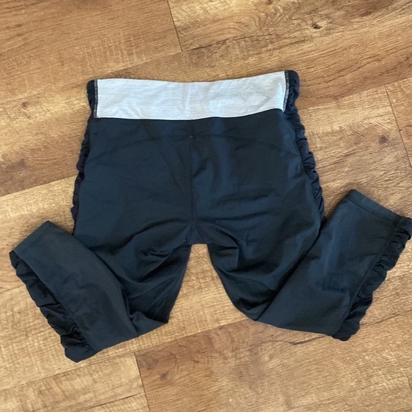 lululemon black white, gray yoga pants with rouching down the sides & pockets.4 - Picture 6 of 11